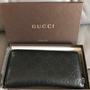 Authentic Gucci Signature zip around wallet